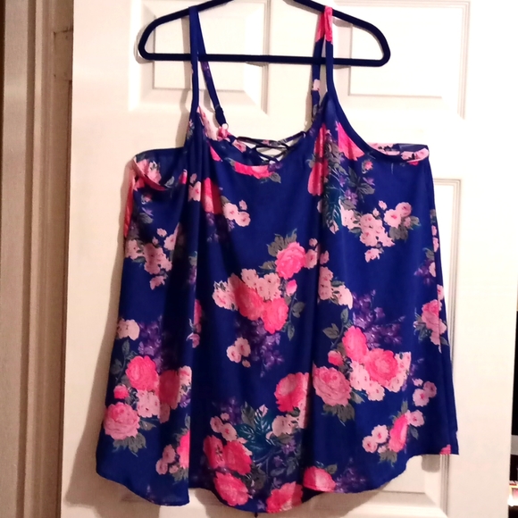 torrid Tops - SLEEVELESS ROSES PRINT TOP